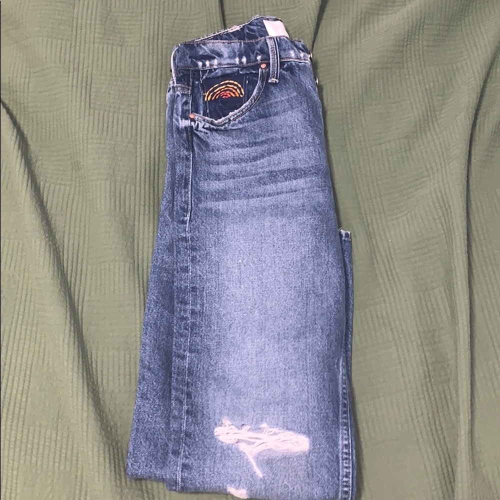 Super cute lightly distressed Mother jeans!